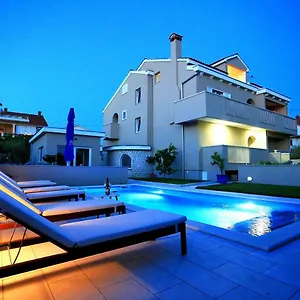  Apartman Lotos